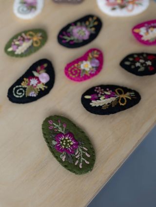 Ručně vyšívané brože 💖 Rády byste měly naši ruční výšivku nejen na našich tričkách, ale i na kouscích, které už máte doma?...