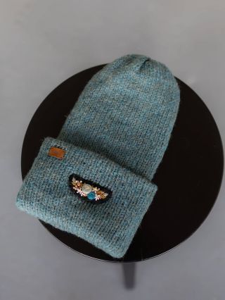 Nejsou dvě stejné. Každá čepice je originál – díky ruční výšivce, která dává každému kusu vlastní charakter. A materiál?...