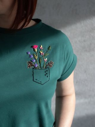 Tohle tričko pro mě znamená víc, než se na první pohled zdá 🪡✨ Je to první kousek, který jsem vám kdy nabídla. Tehdy s...